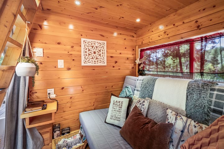 Beautiful Tiny Home Perched On A Lake Front Lot. - Hiawassee, GA