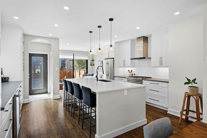 Stunning family home in Old Ottawa South! gallery image 2