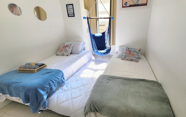 Camera da letto 2 - Bicama, letto singolo, amaca, armadietto a muro, ventilatore a soffitto e aria condizionata separata