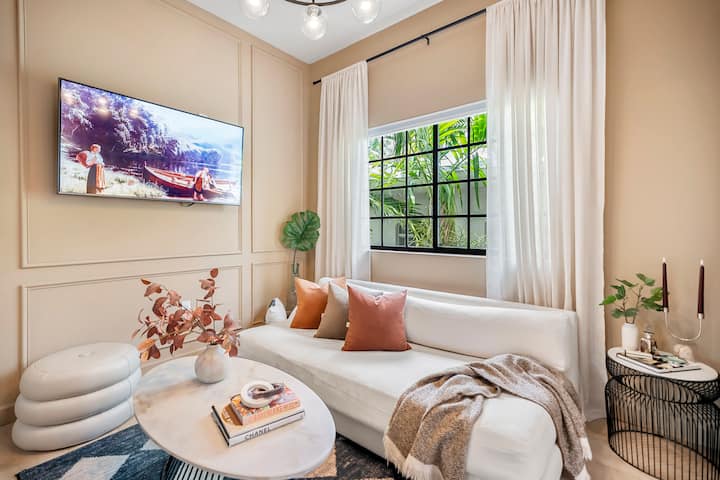 Stylish Apt Near Beach, Convention Ctr & Ballet - South Beach, FL