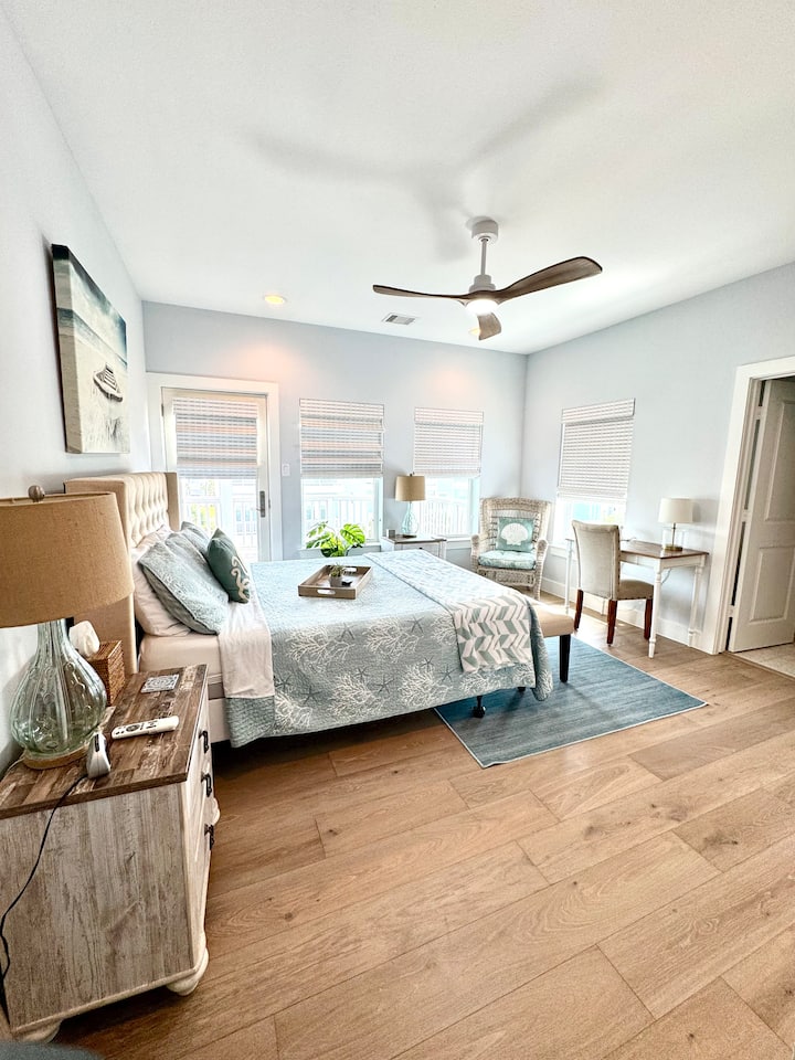 Moderna soba s bračnim krevetom (Queen size), podovima od tvrdog drveta, stropnim ventilatorom, velikim ogledalom (nije prikazano na fotografiji), radnim stolom i TV-om s kabelskim programima  