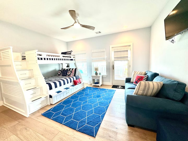 Soba s krevetom na kat, krevetom na razvlačenje i kaučem na razvlačenje. 