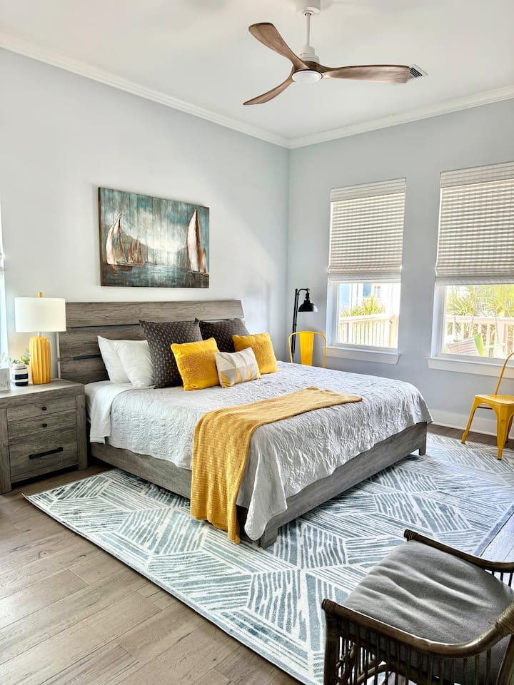 Glavna spavaća soba u prizemlju nalazi se pored kuhinje. Ima niski bračni krevet i privatnu kupaonicu 