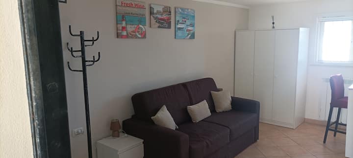 DIVAN KREVAT DOPIO I REHATSHËM, DRITARE ME PAMJE NGA DETI