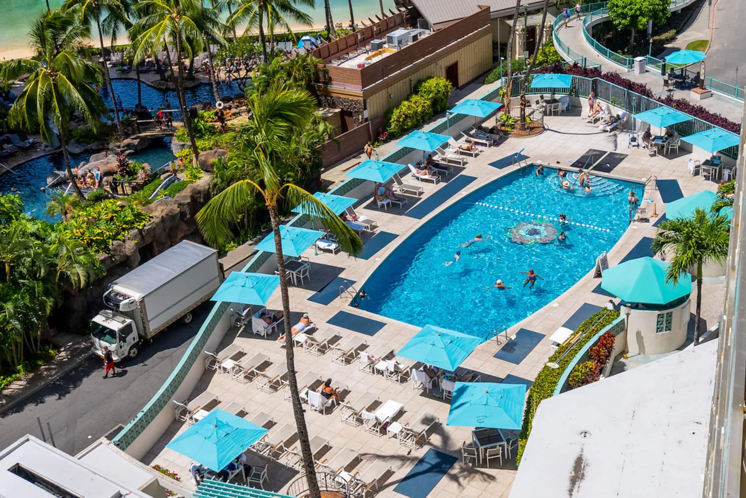 Condo in Honolulu · ★4.91 · 2 bedrooms · 4 beds · 2 private baths - Image 34