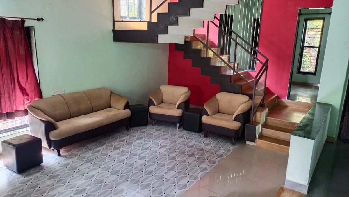 Dhomë ndenjjeje me hapësirë të bollshme për t 'u ulur.