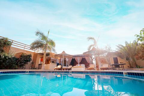 "Golden Oasis" luxurious villa with pool & Jacuzzi