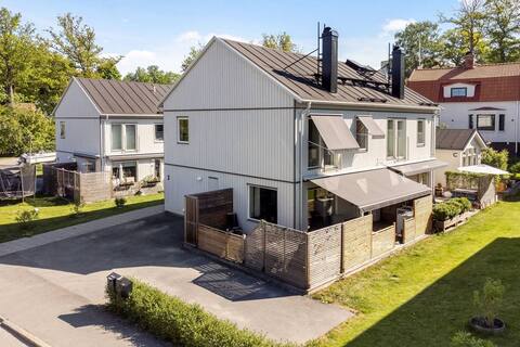 Modern townhouse near lake and 15 min to city