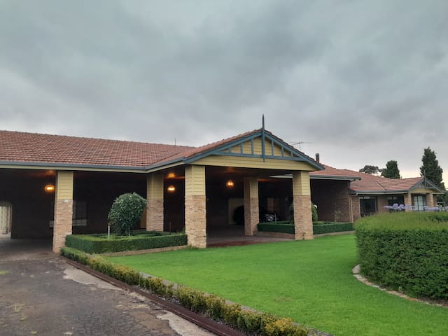 Melbourne Farm Stay, Signature Room gallery image 3