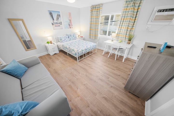 Deluxe 1 King Bed W/ Kitchen,1 Blk From The Beach - Lauderdale-by-the-Sea Beach, FL