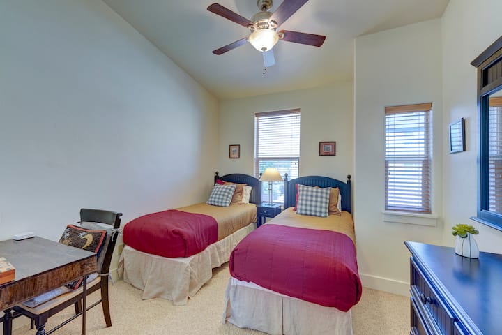 You have a choice of either 2 Twin beds or 1 King bed. Please let us know upon booking