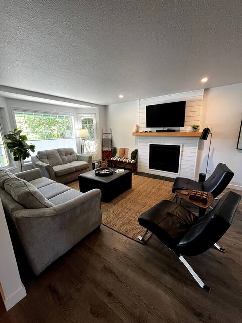 DWELL  / Fernie / BC / Hot Tub / Walk to Downtown