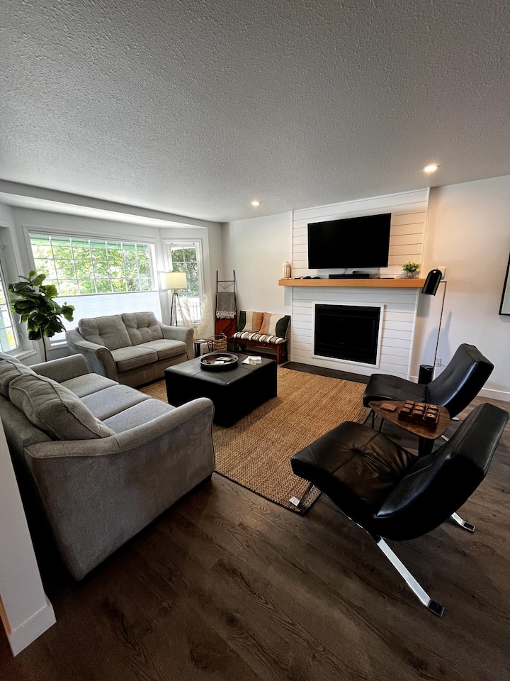 DWELL  / Fernie / BC / Hot Tub / Walk to Downtown
