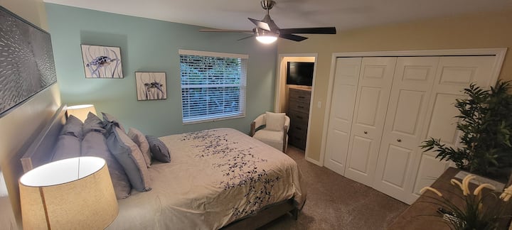 إطلالة من الباب إلى جناح بغرفة نوم كوين.