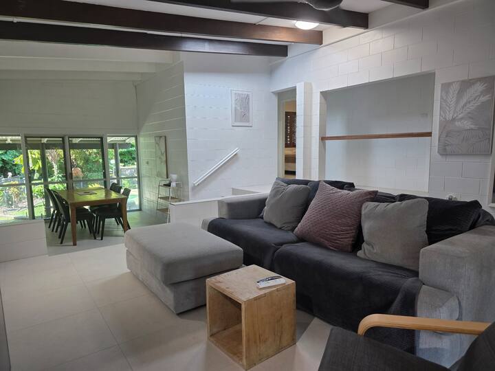 Pool View House (Fnq) - 4 Bedroom 2 Bathroom - Trinity Beach