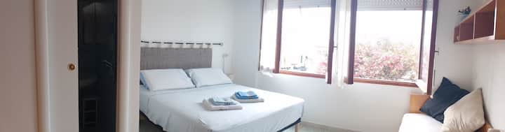 Chambre double avec salle de bains attenante et vue sur le petit port