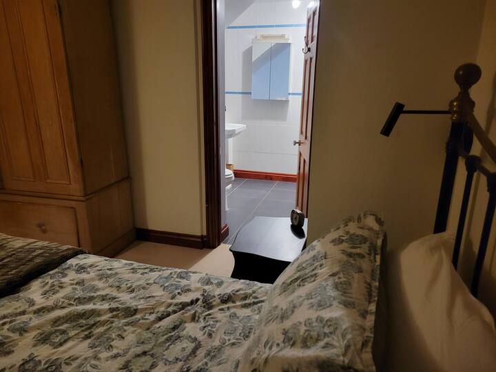 Kitanda cha ukubwa wa mfalme, kilicho na chumba