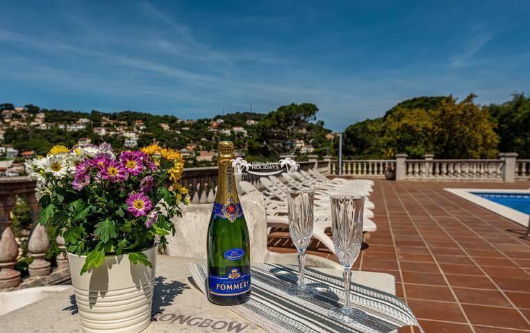 Costa Brava Holidays Villa Mimosa, Sea View. luxe gallery image 5