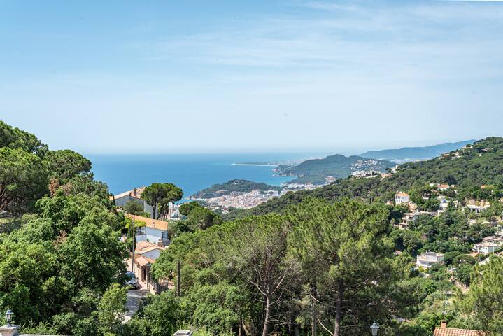 Costa Brava Holidays Villa Mimosa, Sea View. luxe gallery image 3