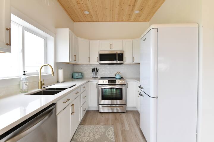 Oceanfront 3BR Cottage Cozy Coastal Retreat gallery image 4