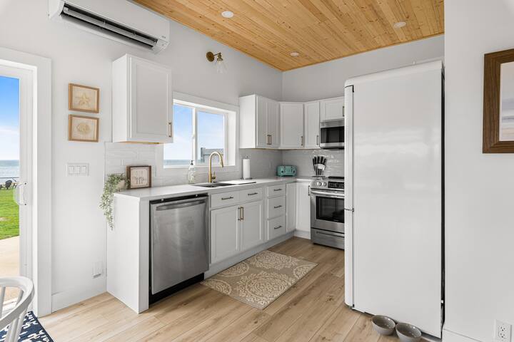 Oceanfront 3BR Cottage Cozy Coastal Retreat gallery image 3