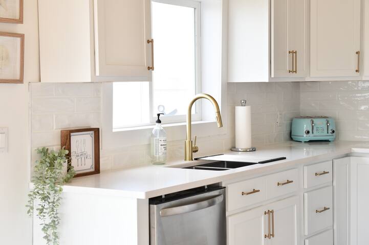 Oceanfront 3BR Cottage Cozy Coastal Retreat gallery image 5