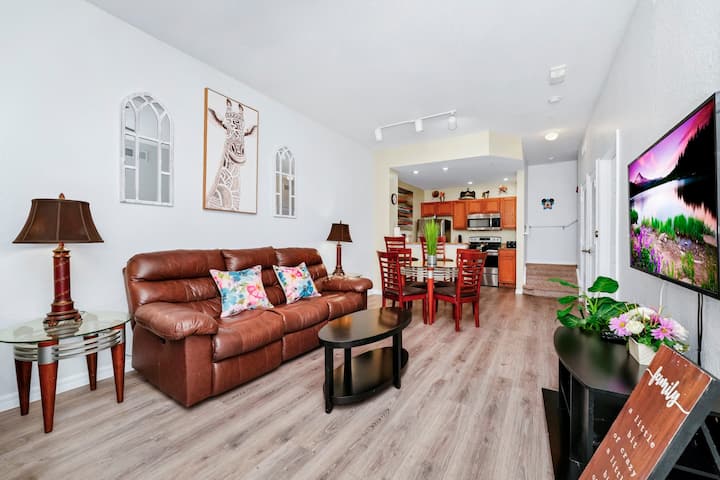 Near Disney 3 Bdrm Villa With Pools And Clubhouse!