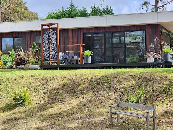 Tranquil one bedroom retreat in bushland setting.