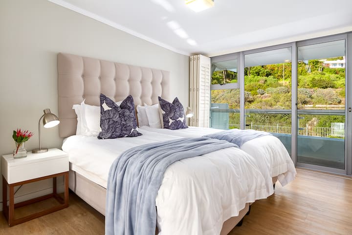 ห้องนอน 2 มีเตียงเดี่ยวสองเตียงซึ่งสามารถประกอบเป็นเตียงคิงไซส์ได้ 