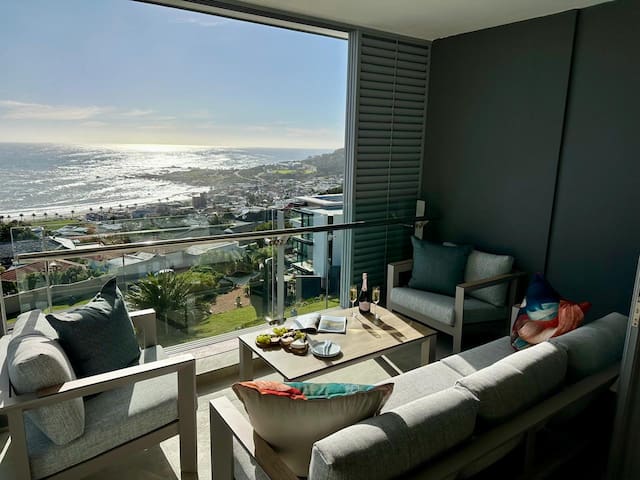 Spacious Apartment, Stunning Ocean Views