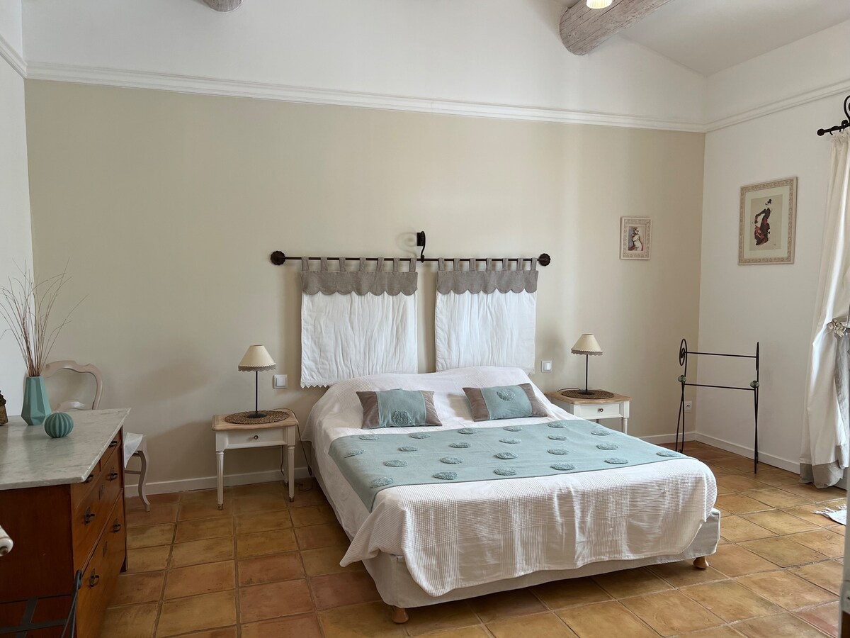 Прилежаща стая със самостоятелна тераса и баня . (телевизор и чайник)
Прилежаща стая със самостоятелна тераса и баня