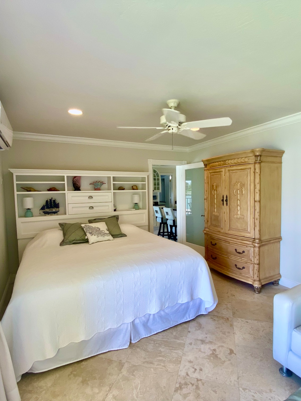 Kitanda aina ya King and armoire