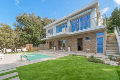 Luxury Liam Villa with Pool and Sea View