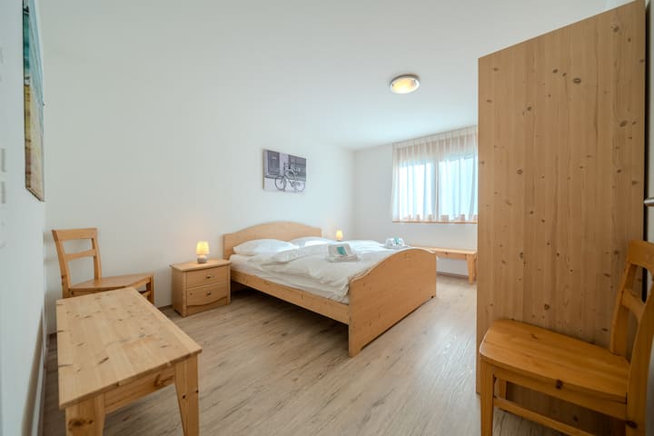 Schlafzimmer 1
