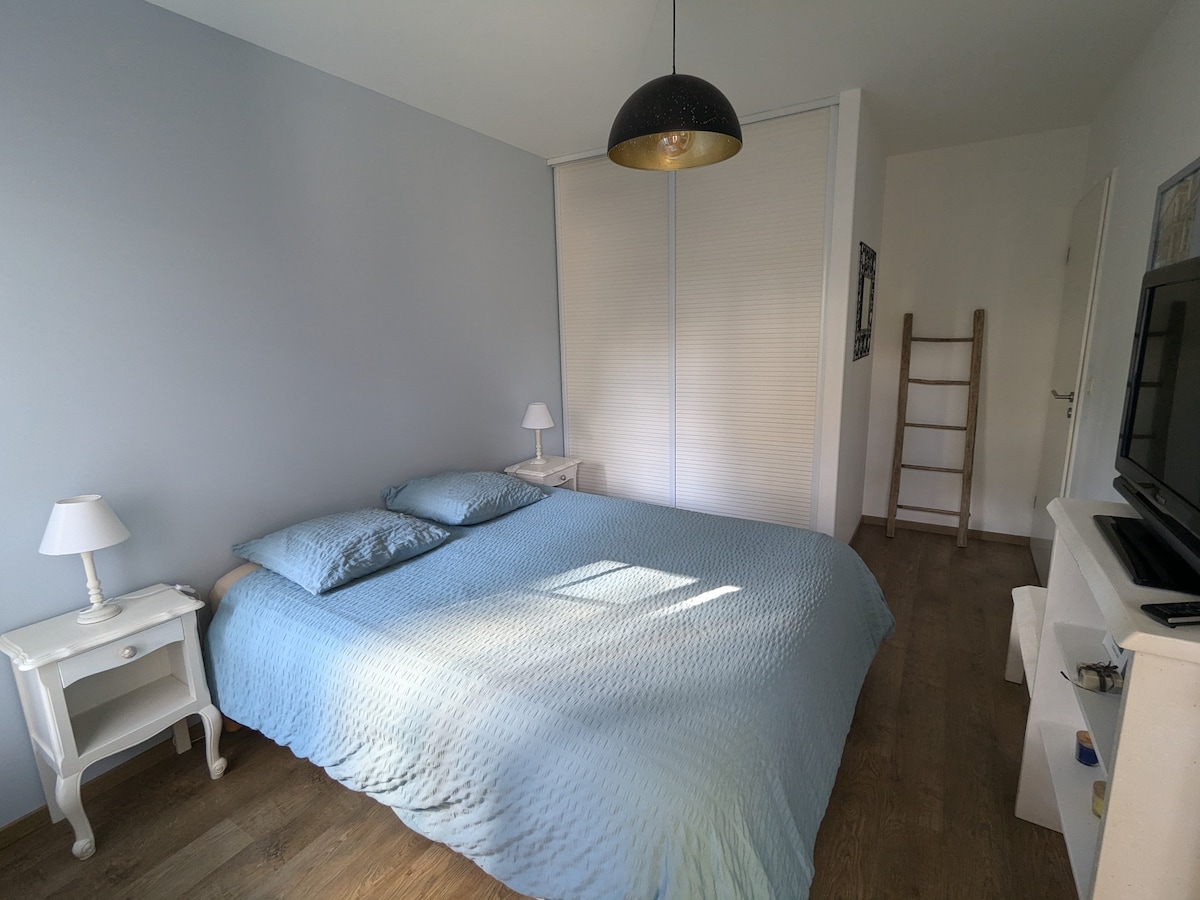 CHUMBA KIKUU CHA KULALA CHA 1 - KABATI KUBWA