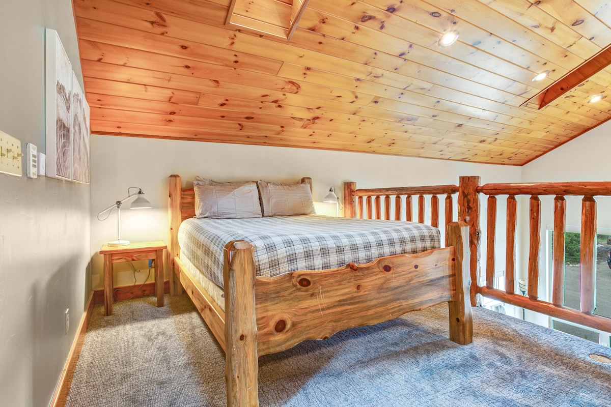 หนึ่งในสองเตียงในพื้นที่ลอฟท์แบบเปิด