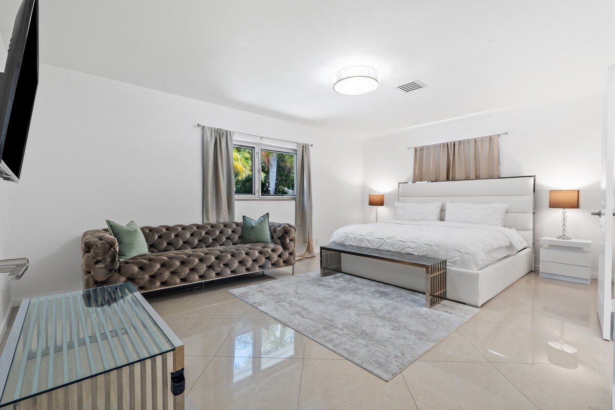 Hyr në këtë dhomë gjumi të qetë nr. 1, ku rehatia takohet me elegancën. Një krevat dopio "king", dekor elegant dhe një divan i butë mbushin hapësirën plot dritë, e përkryer për net të qeta dhe për t'u çlodhur. Qasje e drejtpërdrejtë në banjën e madhe nr. 1.