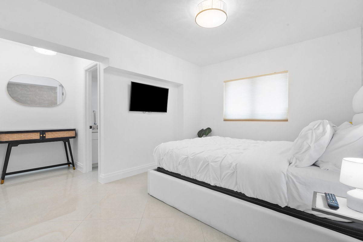 Çlodhu në këtë dhomë gjumi të rehatshme #6 me një krevat dopio "queen" të butë, dekor qetësues dhe një banjë private në dhomë #5. Pas një dite pranë pishinës ose duke eksploruar qytetin, është vendi i përkryer për të rimarrë energji, për të parë një shfaqje të preferuar ose për të shijuar një moment të qetë.