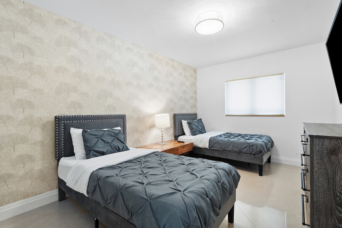 Dhoma e rehatshme e gjumit nr. 7 ka dy krevate tekë, të përsosur për miqtë ose anëtarët e familjes që ndajnë një hapësirë. Me ndriçimin e tij të butë dhe dekorin e thjeshtë, është projektuar për net të qeta dhe mëngjese të relaksuara. Kjo dhomë gjumi ka qasje në banjat e përbashkëta #2 dhe #3.