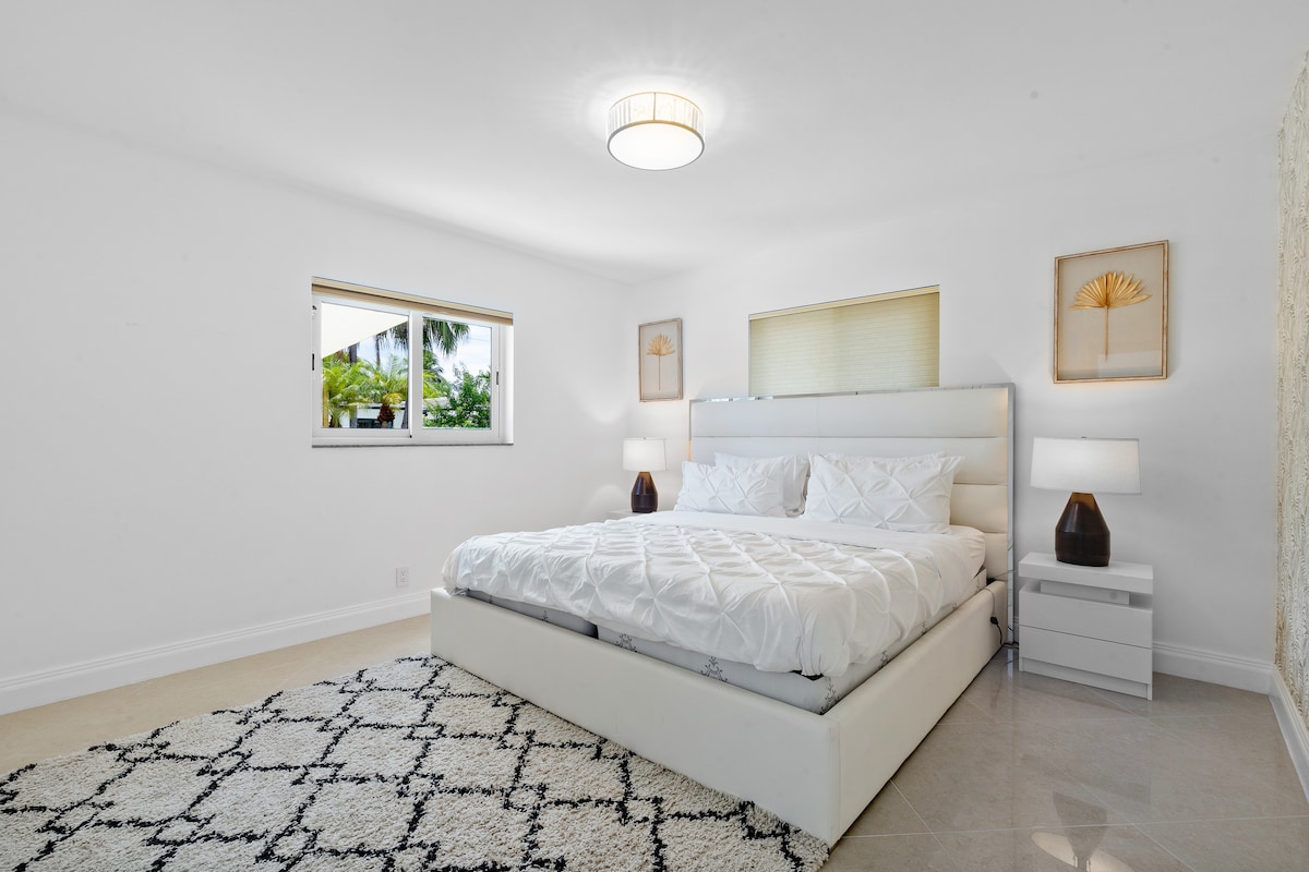 Çlodhu në dhomën e gjumit nr. 3 me një krevat dopio "king", ndriçim të butë dhe dekor të qetë. Dritaret e mëdha e mbushin hapësirën me dritë, të përsosur për net të qeta dhe mëngjese të qeta. Shijo rehatinë e shtuar të një banje të dedikuar #2 fare pranë.