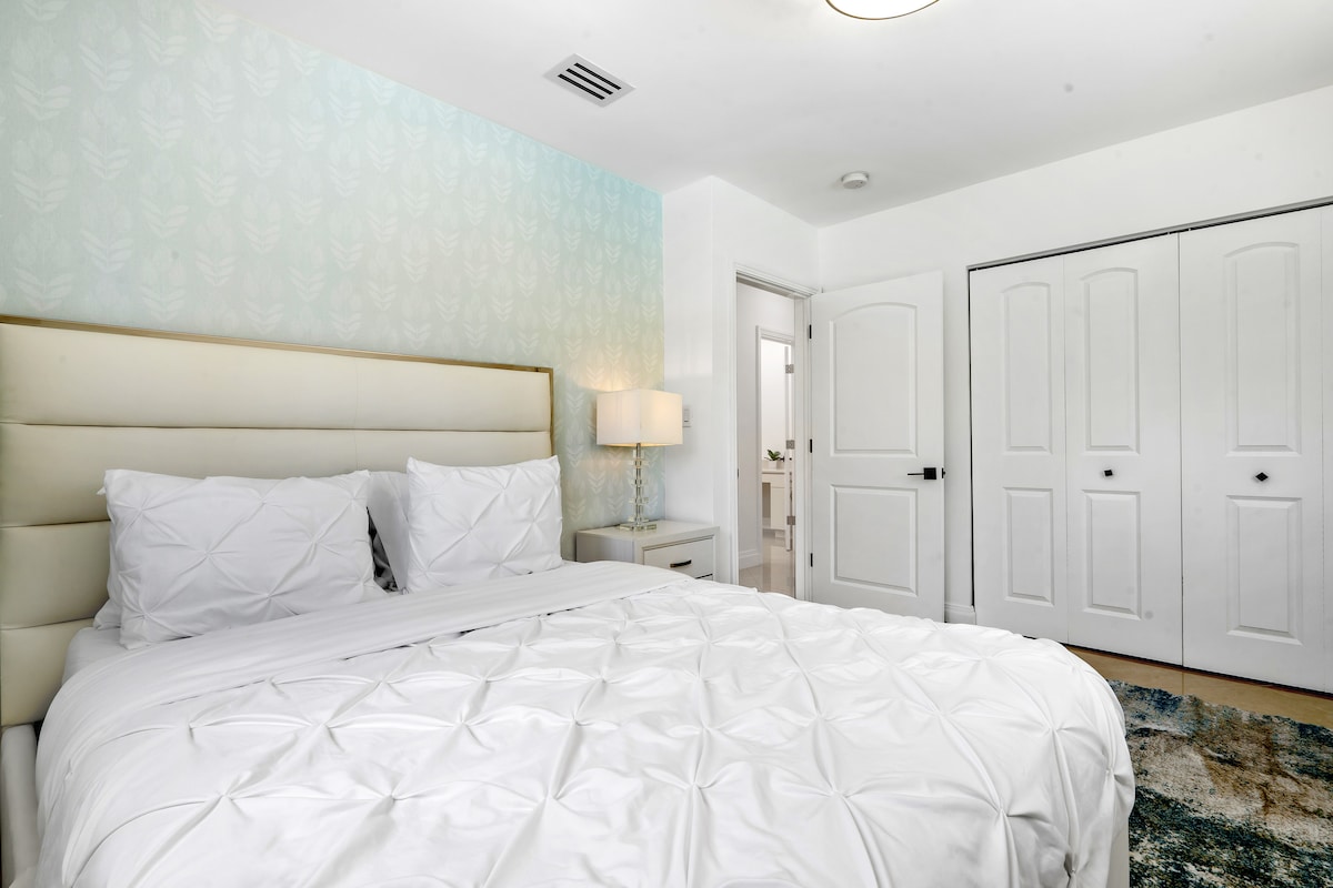 Dhoma e gjumit nr. 4 ka një krevat dopio "queen" të rehatshëm, shtroja të buta dhe ndriçim të lehtë. E përkryer për t'u çlodhur pas një dite pranë pishinës ose për të pushuar, me një banjë të dedikuar #3 pranë për lehtësi të shtuar.