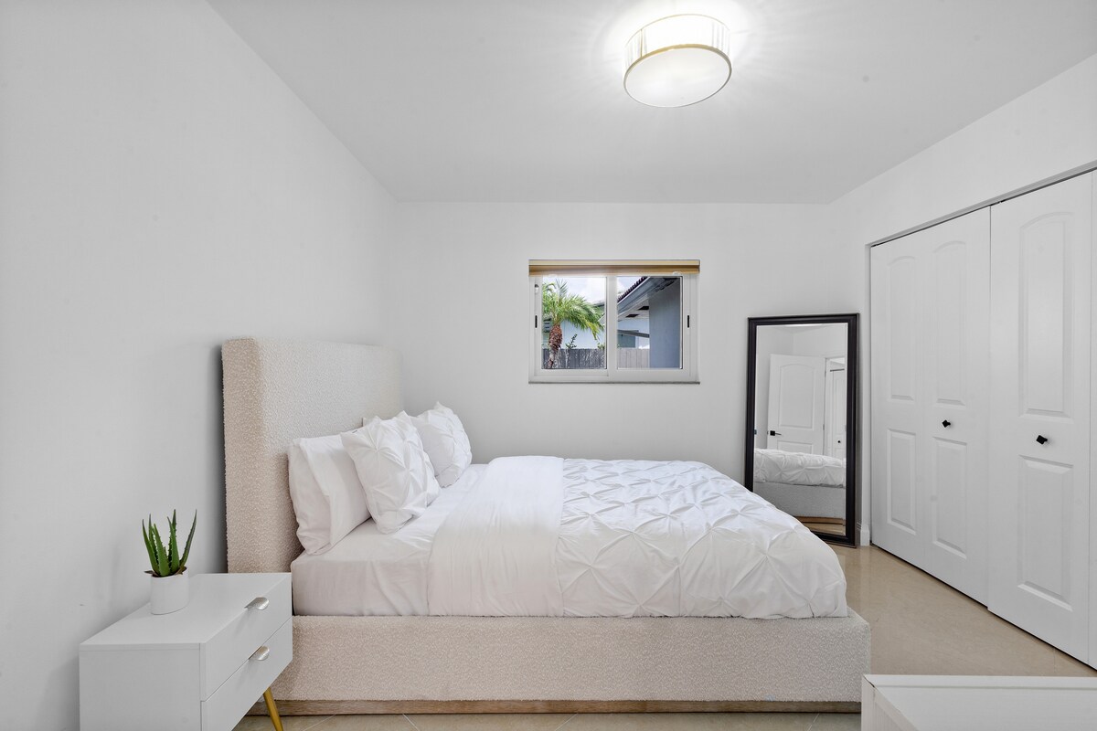 Dhoma e gjumit #8, e ndriçuar dhe komode, ka një krevat dopio "queen" prej pelushi, çarçafë të butë dhe detaje të thjeshta për një qëndrim të qetë. 
Ofron gjithashtu qasje në një banjë të përbashkët #2 dhe #3 fare pranë.