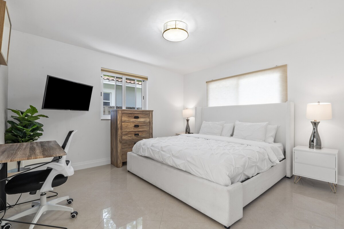 Dhomë gjumi e rehatshme #2 me një krevat dopio për një gjumë të qetë. 
Shijo një hapësirë pune dhe televizor, duke e bërë të lehtë të çlodhesh, të punosh ose të relaksohesh pas një dite pranë pishinës. 
Si dhomë gjumi #1, kjo dhomë gjumi ka qasje të drejtpërdrejtë në banjën e madhe #1 në mes.