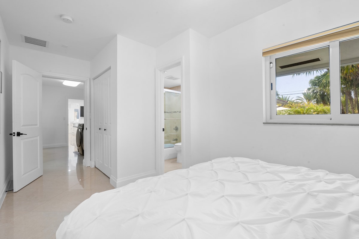 Dhoma e gjumit nr. 5 ka një krevat dopio "queen" dhe qasje të lehtë në banjën private në dhomë nr. 4, duke krijuar një pushim të rehatshëm pas një dite me diell dhe argëtim pranë pishinës. Shpaketo, çlodhu dhe rehatohu në këndin tënd privat të rehatisë.