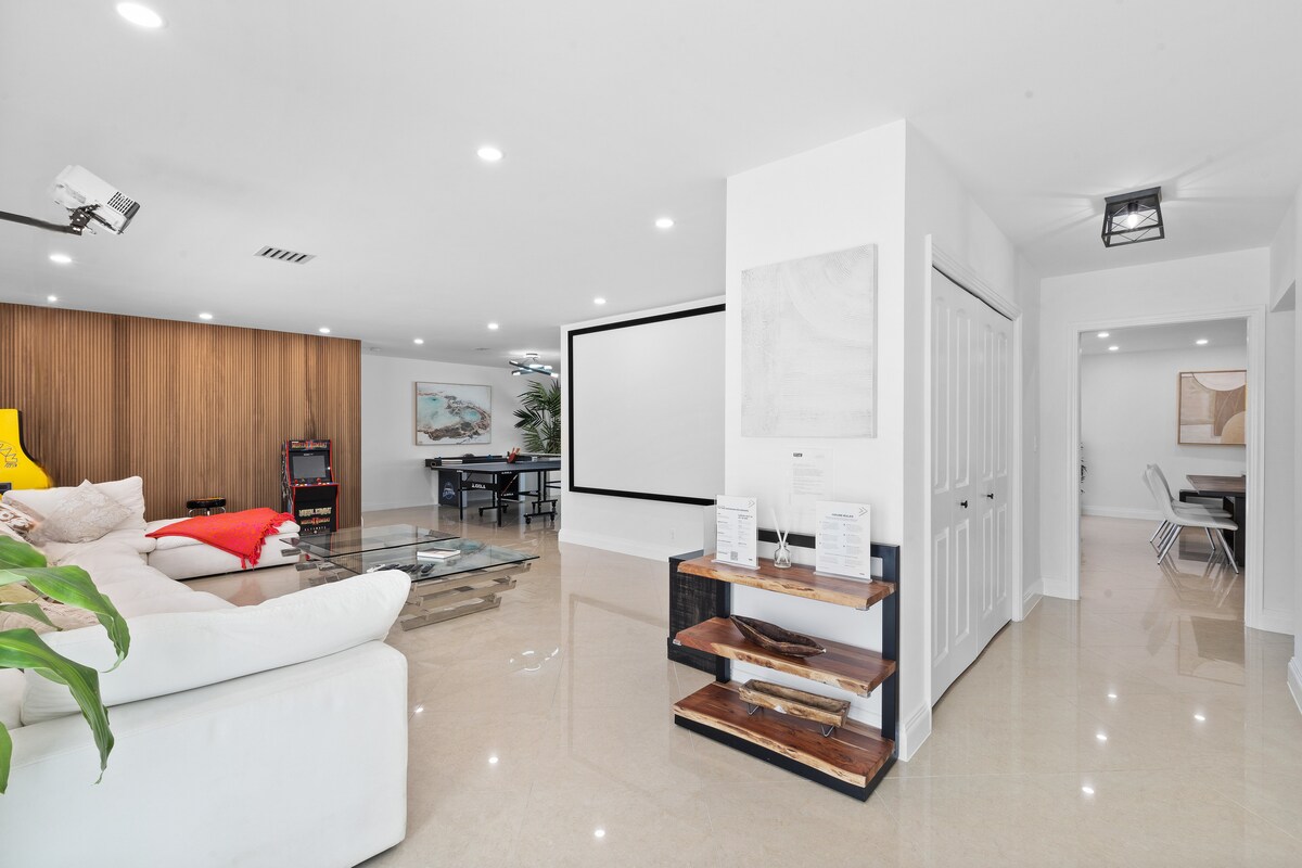 Mirë se vjen në rezidencën tonë të bukur prej 372 m2, e vendosur në një distancë të shkurtër nga plazhi i Hollivudit, me një pishinë të madhe me përmasa olimpike, sauna private dhe shumë lojëra! 
Çlodhu në dhomën e teatrit me një ekran të madh, lojëra arkade dhe pingpong.