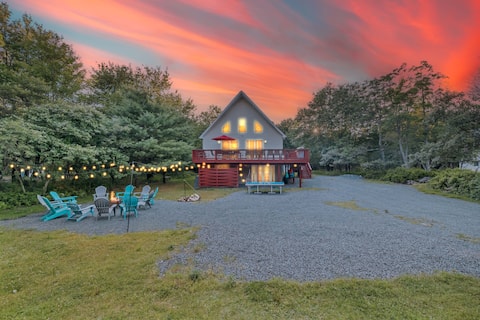 "Pocono Antilia" 7 BR Sleeps 18 w/Hot Tub & Sauna