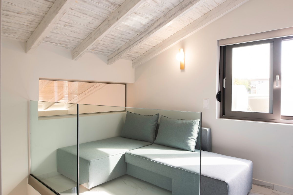 พื้นที่ห้องนั่งเล่นชั้นบนมีโซฟาที่แปลงเป็นเตียงโซฟา