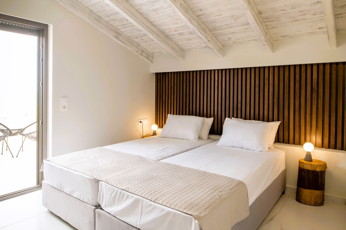 ห้องนอนน่าอยู่พร้อมวิวทะเลมีเตียงเดี่ยว 2 หลัง