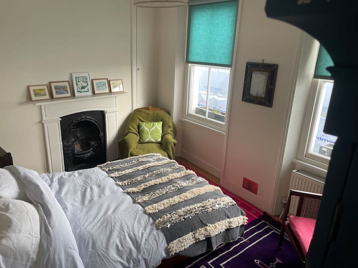 Spavaća soba okrenuta prema jugoistoku s velikim radnim stolom, visećim ormarićem i policama za odjeću.