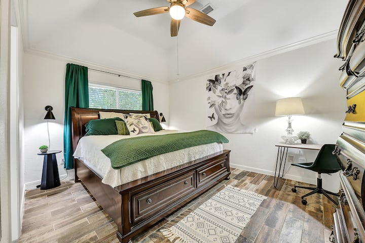 On the main floor of the cottage you will find a cozy king sized bedroom with high ceilings, and a dedicated workspace with desk & chair. Ceiling fan for ultimate guest comfort! Plenty of clothing storage with wardrobe, and closet space.